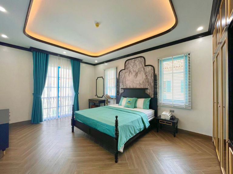 Villa Quảng Ninh có 05 phòng bao gồm 04 Phòng Master với 8 giường lớn và 01 phòng đơn