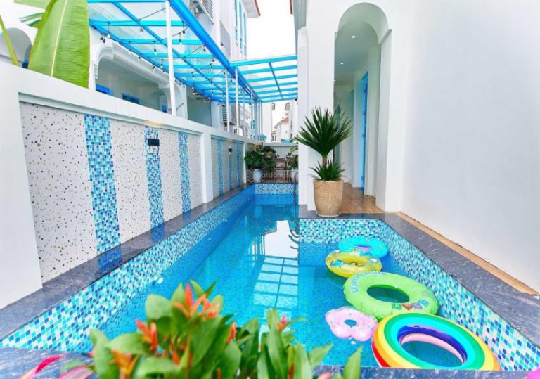 Homestay Quảng Ninh có Bể bơi rộng khoảng 25m2 được trang bị hệ thống rèm che thông minh và phao bơi.