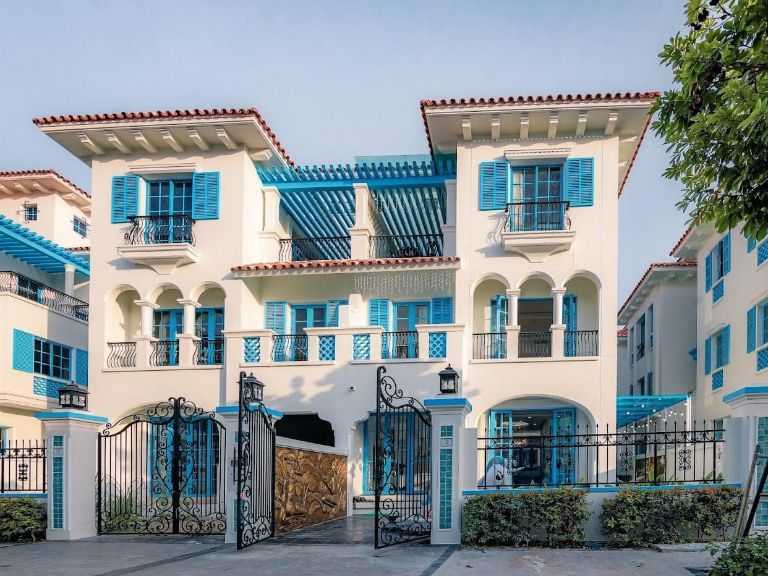 Rooster Villas là căn villa lập nằm trong quần thể biệt thự nghỉ dưỡng cao cấp Sun Grand City Hạ Long, nổi bật với phong cách thiết kế đậm chất Địa Trung Hải