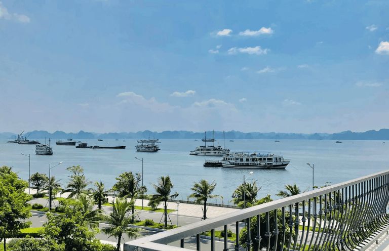 DeJa Vu House homestay Hạ Long sở hữu view nhìn ra biển đắt giá.