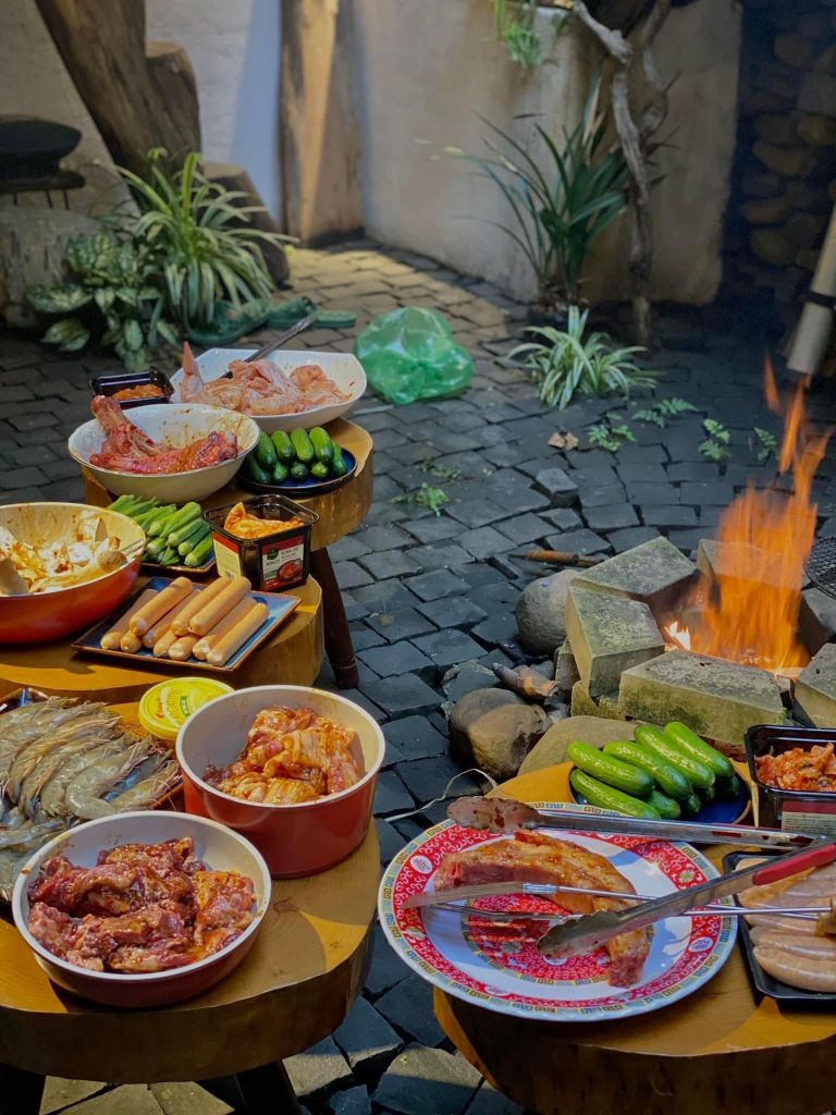 Homestay còn có dịch vụ cung cấp một bữa tiệc nướng BBQ thịnh soạn theo đầu người vô cùng tiện lợi để phục vụ du khách bên bếp lửa