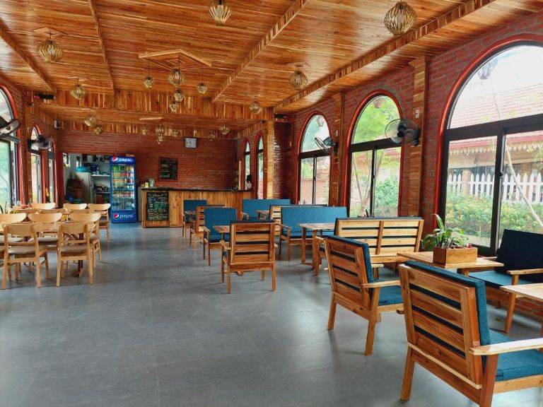 Không gian quán cà phê rộng rãi và được bài trí đẹp mắt nagy bên trong Ninh Binh Mountain Side