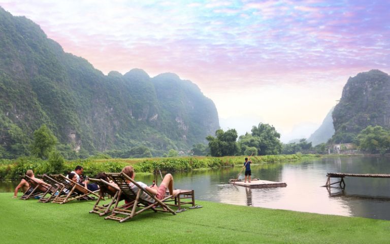 Sân hiên trước homestay là nơi lý tưởng để ngắm nhìn khung cảnh núi non Hoa Lư, Ninh Bình.