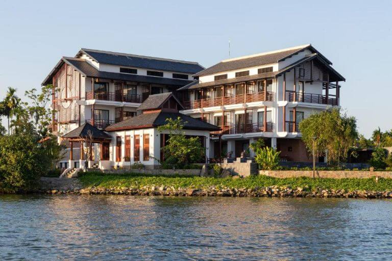 Nghê Prana Villa Hội An nằm ngay bên bờ sông rộng lớn có thiết kế hiện đại theo phong cách Châu Âu (Nguồn ảnh: www.agoda.com)