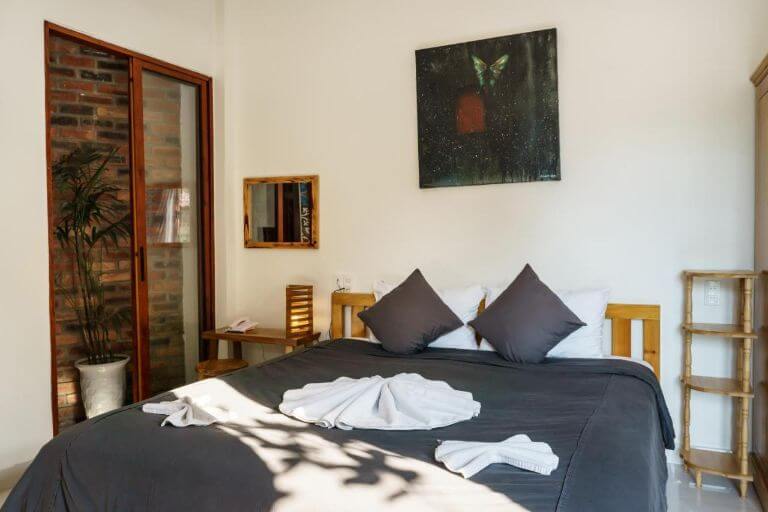 Phòng nghỉ được trang bị giường đôi cỡ lớn dành cho 2 người lớn và 1 trẻ em thoải mái tại Huế riverside villa 