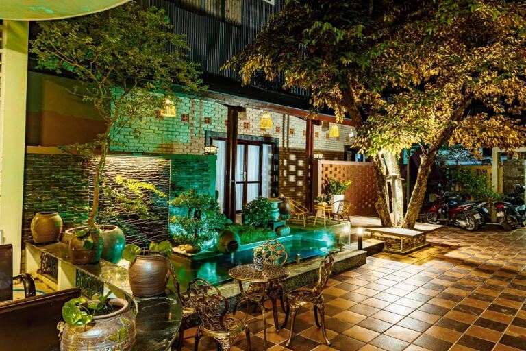 Khoảng sân vườn vào buổi tối lung linh tại Nana 2 homestay đem lại cảm giác thư giãn thoải mái cho du khách 