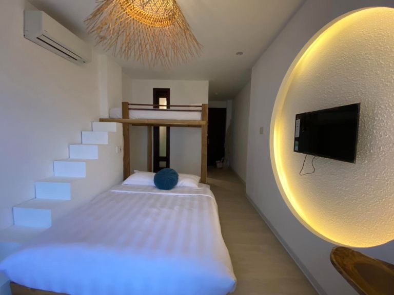 Phòng cho 3 người gồm 1 giường đôi và 1 giường đơn rộng 16 mét vuông có giá 520.000 đồng 