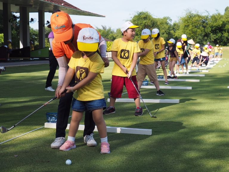 Không chỉ có các trò chơi trong nhà, homestay còn cung cấp khu vực sân golf thu nhỏ cho trẻ em vui chơi và tạo không gian nghỉ dưỡng riêng tư cho phụ huynh 