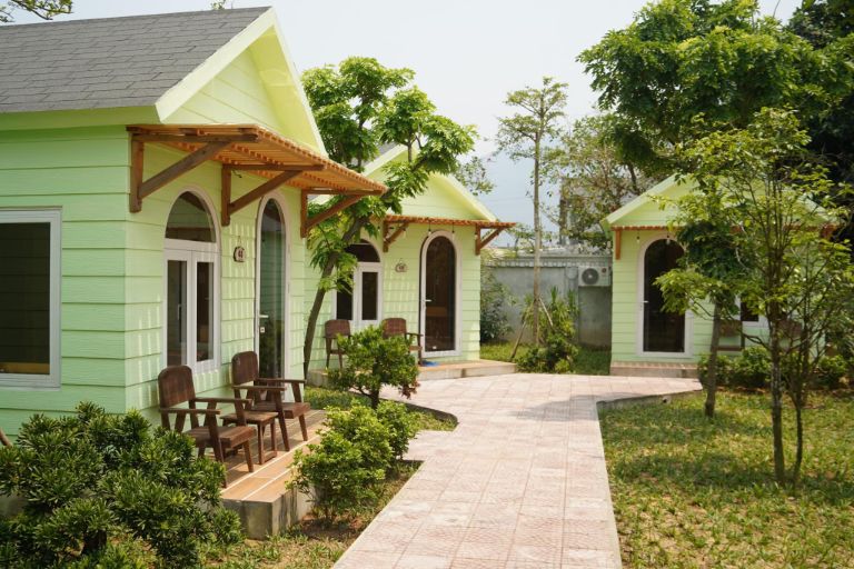 Căn homestay tọa lạc tại số 111 Nguyễn Văn, thị trấn Lăng Cô, huyện Phú Lộc, Huế, chỉ cách bãi biển Lăng Cô 500m, tạo thuận lợi tối đa cho du khách khi nghỉ dưỡng tại đây