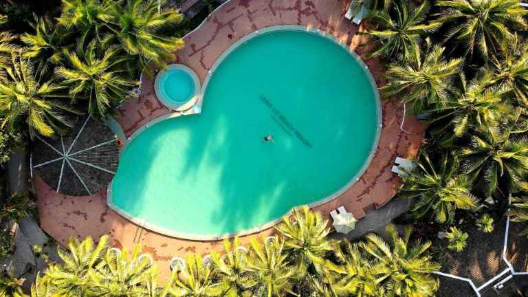 Đặc biệt, thiết kế bể bơi hình quả hồ lô nhất định sẽ làm bạn thích thú khi đến thăm homestay Lăng Cô Huế này 