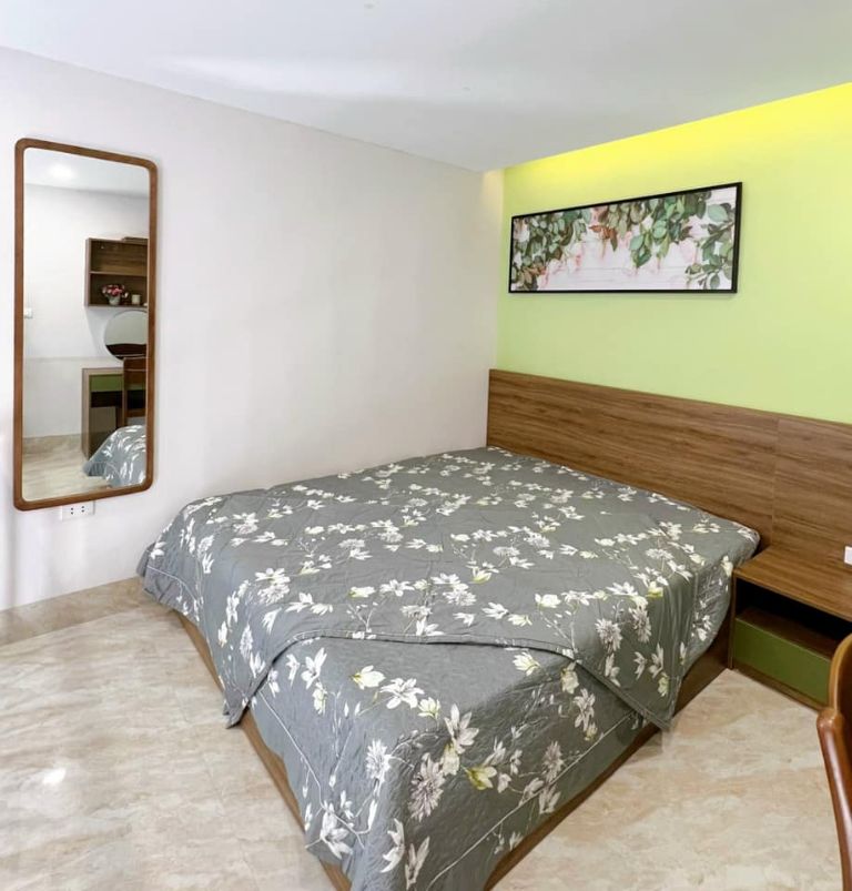 Phòng ngủ trên gác xép được bài trí gọn gàng, tiết kiệm tối đa không gian sử dụng cho khách lưu trú.