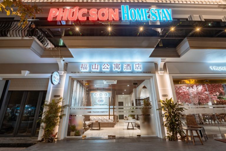 Phúc Sơn homestay tọa lạc tại khu tổ hợp căn hộ cao cấp và thương mại dịch vụ, vui chơi giải trí Shophouse Vincom Móng Cái.