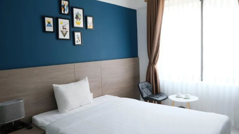 Phòng ngủ tại homestay Móng Cái Quảng Ninh AlphaStay có thiết kế theo lối tối giản, hiện đại.