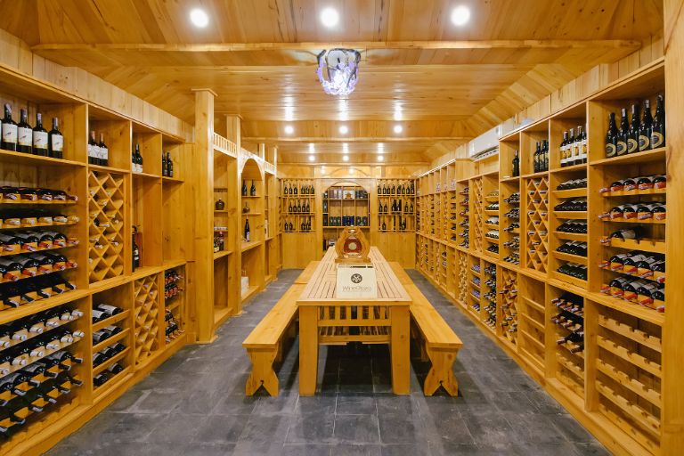 Homestay Ninh Bình này có xây dựng 1 quán bar cực lớn bao gồm phòng trữ rượu vô cùng sang trọng và đắt đỏ 