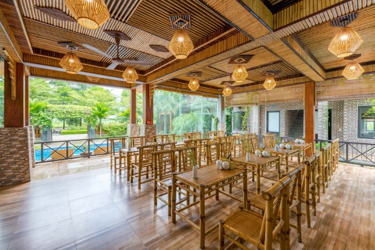 Homestay Ninh Bình này xây dựng 1 nhà hàng cung cấp đa dạng với các món ăn đặc sản Ninh Bình cùng với các món Âu và món chay 