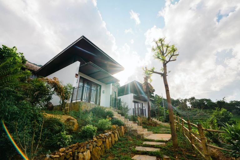 Dãy villa cao cấp được xây dựng riêng biệt theo triền núi, mang đến cảnh quan tuyệt đẹp cho du khách. (Nguồn: Facebook.com)