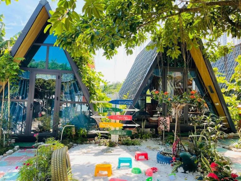 Đậu Đậu homestay Quan Lạn sở hữu 05 căn bungalow tại vị trí đắc địa xã Minh Châu, cách bãi biển 100m.