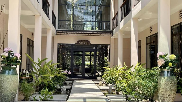 Lucky House nằm trong khách sạn cao cấp Phoenix Minh Châu, sở hữu không gian sang trọng, hiện đại.