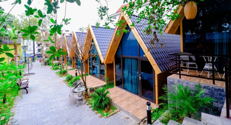 Dragon Minh Chau Resort & Homestay Quan Lạn có khuôn viên rộng rãi và được thiết kế đẹp mắt.