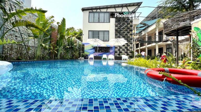 Villa có bể bơi ngay trong khuôn viên, khách thuê phòng có thể sử dụng miễn phí trong thời gian lưu trú tại đây.