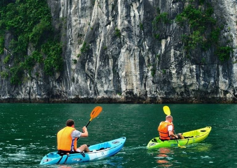 Homestay Vân Đồn Lý Hân cung cấp dịch vụ tổ chức các tour du lịch tham vịnh Bái Tử Long dành cho khách lưu trú và khách ngoài. 