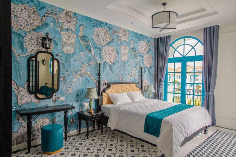 Phong cách Indochine được thể hiện rõ nét gtrong từng căn phòng của villa Quảng Ninh từ họa tiết trang trí tường tới nội thất.