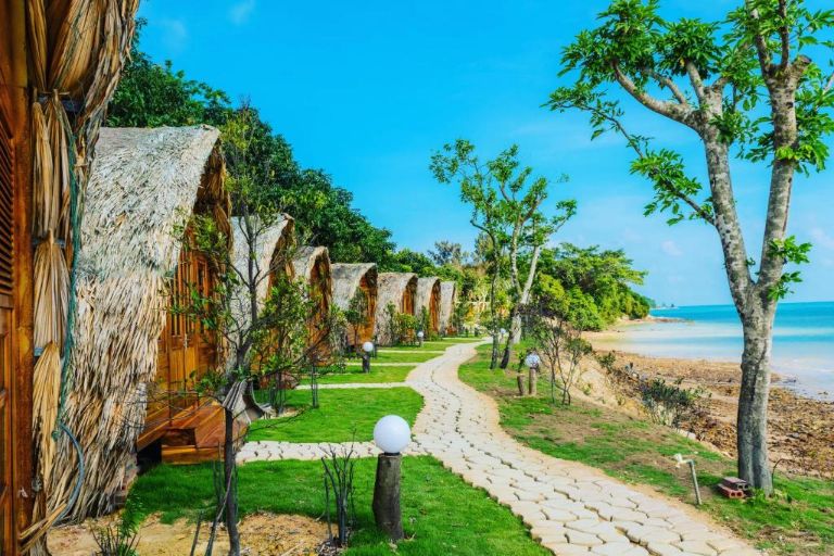 Coto village là homestay Quảng Ninh hệ thống khu nghỉ dưỡng nằm ngay trên bãi biển Hồng Vàn, xã Đồng Tiến, huyện Cô Tô.
