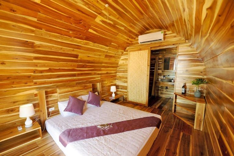 Mỗi phòng nghỉ là một bungalow nguyên căn được làm hoàn toàn bằng gỗ và có trang bị nhà tắm riêng trong mỗi phòng.