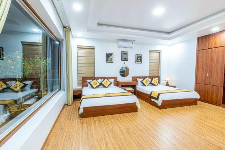 Phòng ngủ trang bị 2 giường ngủ cao cấp với tone màu trắng và gỗ trầm tạo nên sự đơn giản, mộc mạc và sang trọng (Nguồn ảnh: www.booking.com)