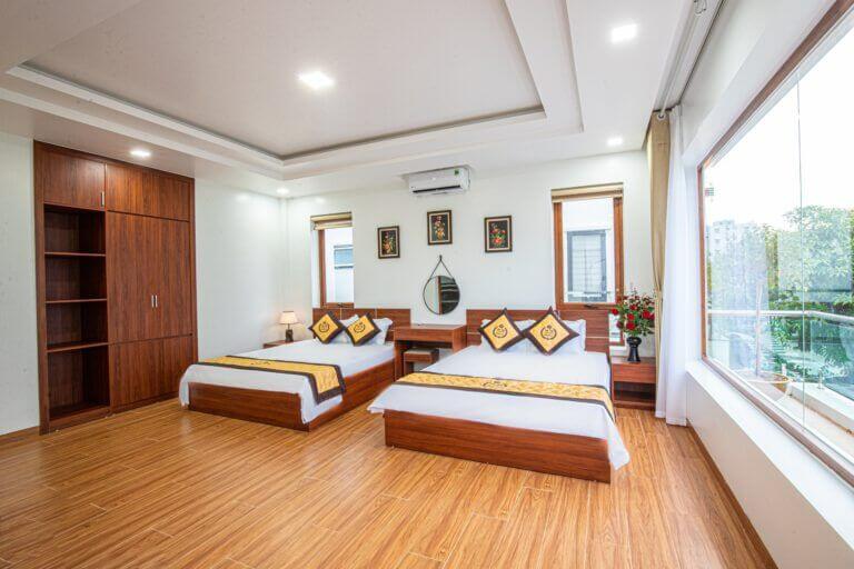 Các phòng ngủ tại căn villa Sầm Sơn này được thiết kế theo phong cách vintage với nhiều tiện ích và khu ban công chill chill (Nguồn ảnh: villasflcsamson.com)