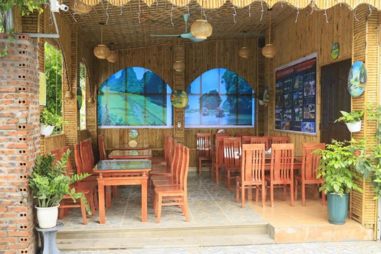 Homestay Tam Cốc Việt Hà có nhà hàng phục vụ nhu cầu ăn uống của khách lưu trú với các thực đơn đa dạng dành cho gia đình và trẻ em.
