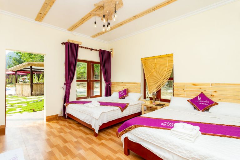 Phòng nghỉ giường đôi rộng 30m2 với tầm nhìn ra khu vườn của homestay.