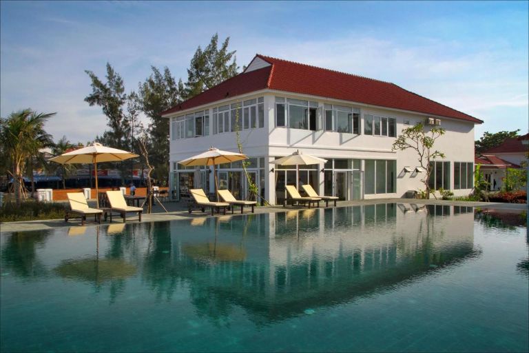 Du khách có thể dễ dàng nhìn thấy 1 căn homestay resort sang trọng nằm chỉ cách bãi biển Nhật Hạ 5 phút đi bộ
