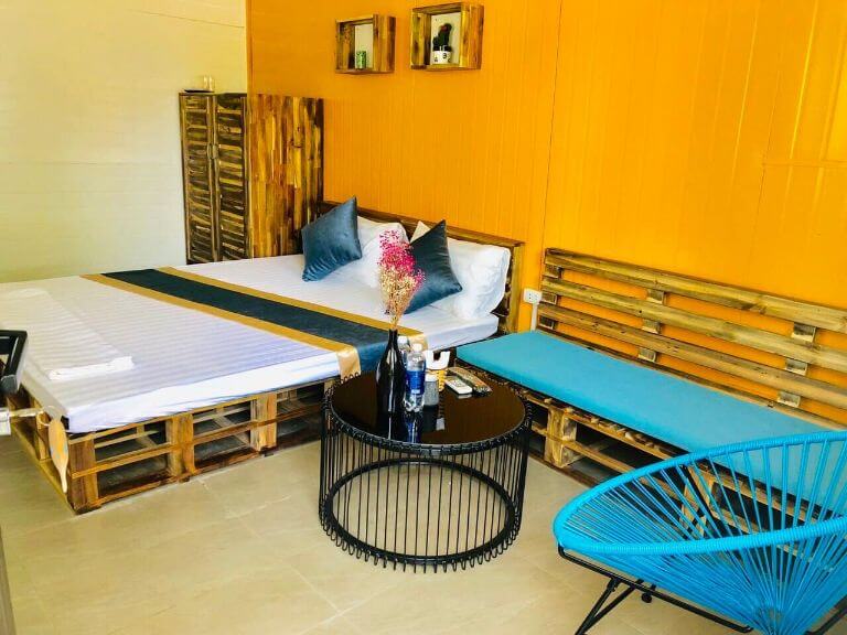 Phòng ngủ giường đôi được trang bị đầy đủ tiện nghi tạo không gian nghỉ ngơi cho du khách (Nguồn ảnh: Facebook.com)