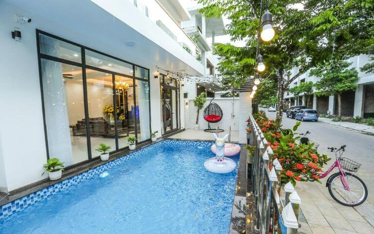 Căn villa có thiết kế bể bơi trong khuôn viên - nơi mà du khách có những bức ảnh check-in đẹp (Nguồn ảnh: Facebook.com)