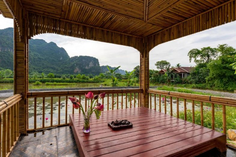 Khu vực uống trà chiều được thiết kế ngay cạnh hồ sen để du khách có thể ngắm trọn khung cảnh yên bình của làng quê.