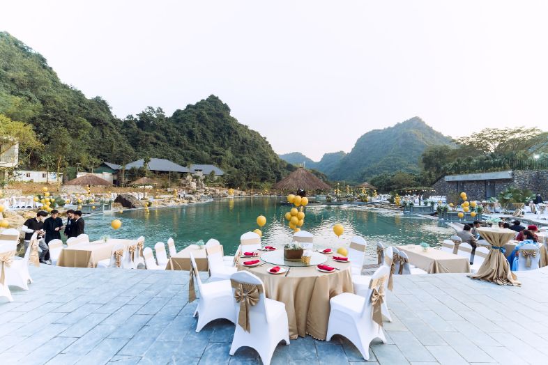 Không gian sự kiện và tiệc ngoài trời được homestay Thung Nham Ninh Bình Resort tổ chức chuyên nghiệp.