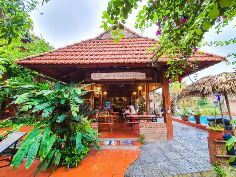 Tràng An Village Homestay là một homestay sở hữa không gian yên bình của làng quê Việt với những căn nhà mái ngói, ao cá, sân vườn.