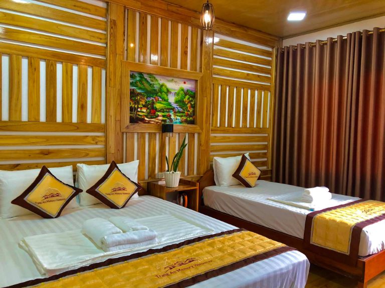 Homestay có tổng cộng 09 phòng nghỉ với 03 hạng phòng chủ yếu, phòng được thiết kế đẹp mắt với phần tường ốp gỗ tinh tế.