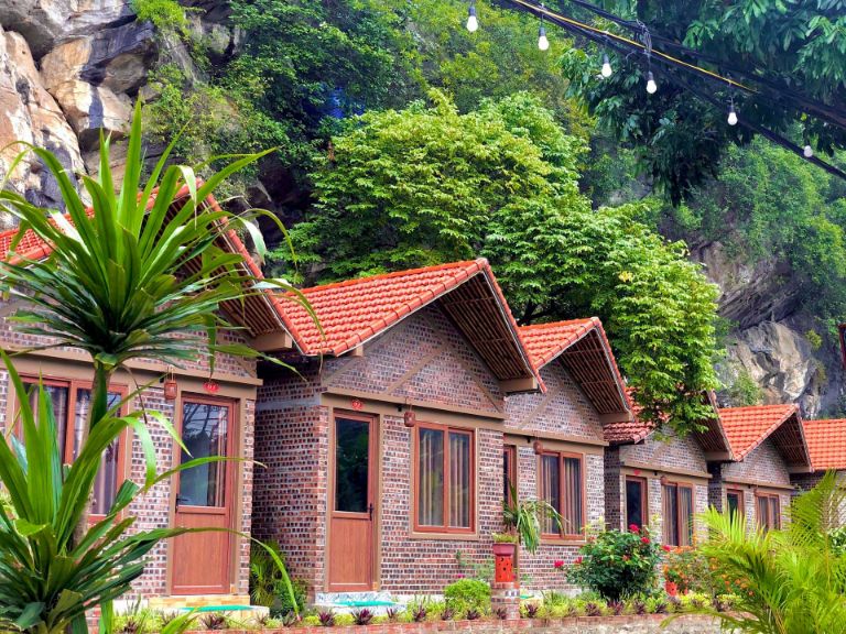 Homestay Tràng An Memory nằm dọc theo chân núi đá, gần với nhiều địa diderm check in nổi tiếng của Ninh Bình.