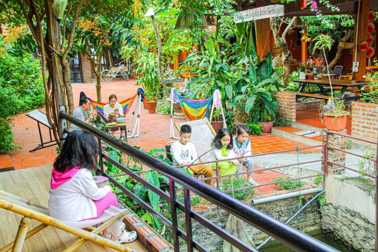 Homestay Tràng An Village có khu vực sân chơi rộng rãi với hồ cá nhỏ được thiết kế an toàn để trẻ em vui chơi và thỏa sức khám phá.