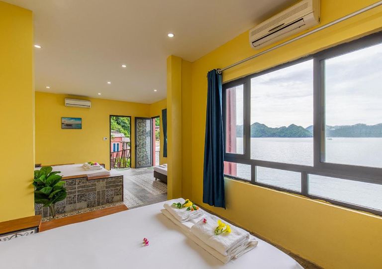 Phòng nghỉ tại khu nghỉ dưỡng có view toàn cảnh vịnh Lan Hạ và có ban công riêng rộng rãi 