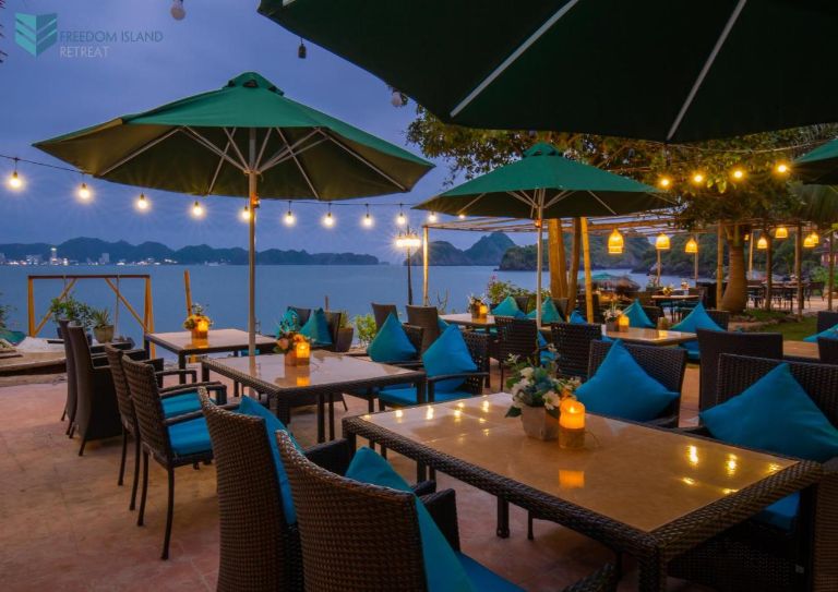 Du khách sẽ được thưởng thức bữa ăn với view biển tuyệt đỉnh khi nghỉ dưỡng tại đây