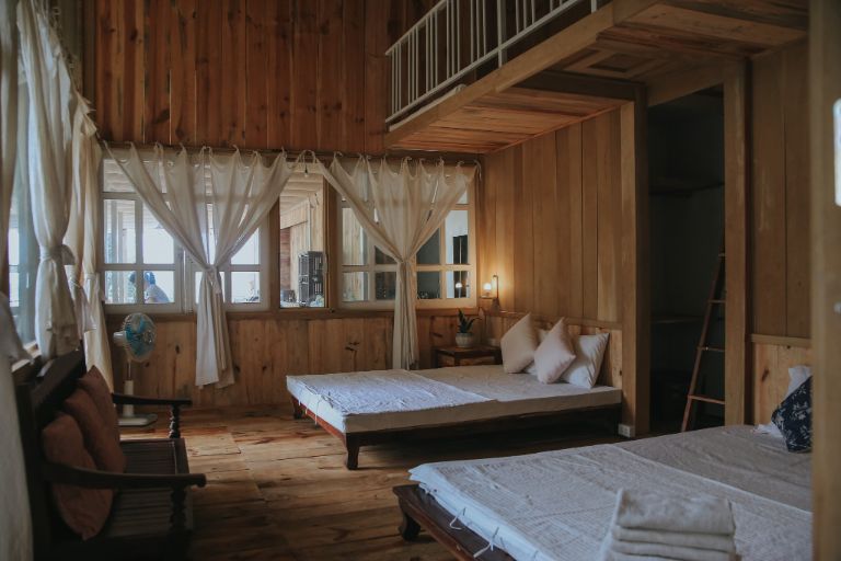 Phòng nghỉ của homestay có thiết kế đơn giản với view hướng ra biển 