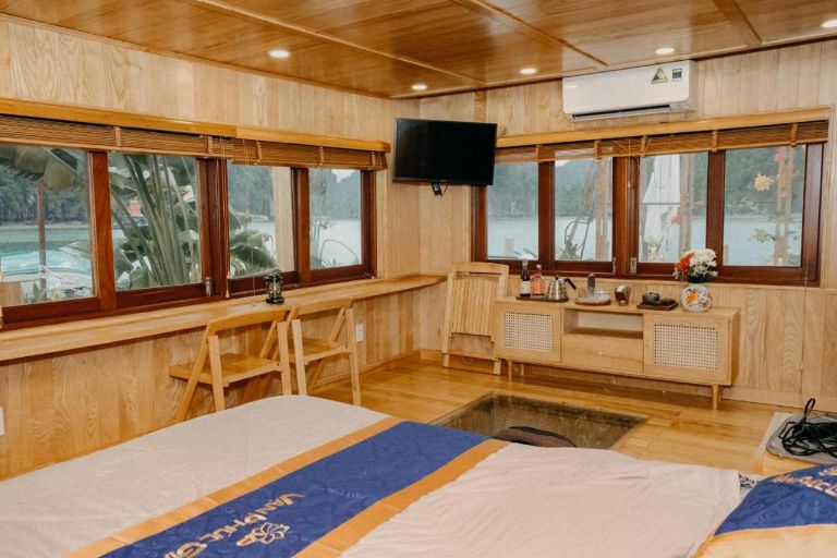 Phòng ngủ có tone màu nâu gỗ ấm áp với đầy đủ các tiện nghi cơ bản