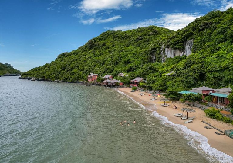 Cat Ba Freedom Island Retreat là một khu nghỉ dưỡng đẹp và ấn tượng tọa lạc trên bãi tắm vịnh Lan Hạ