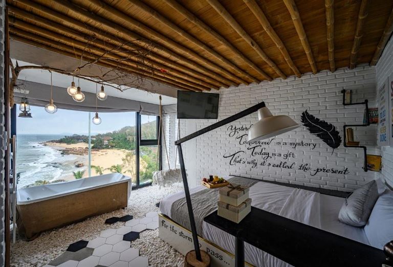 Phòng Studio có thiết kế độc đáo sở hữu bồn tắm bên cạnh tường kính cho bạn vừa ngâm mình vừa ngắm cảnh. 