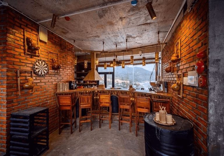 Quán cà phê là điểm đến yêu thích và quen thuộc của nhiều khách đang lưu trú tại homestay Mira Bãi Xếp Quy Nhơn. 