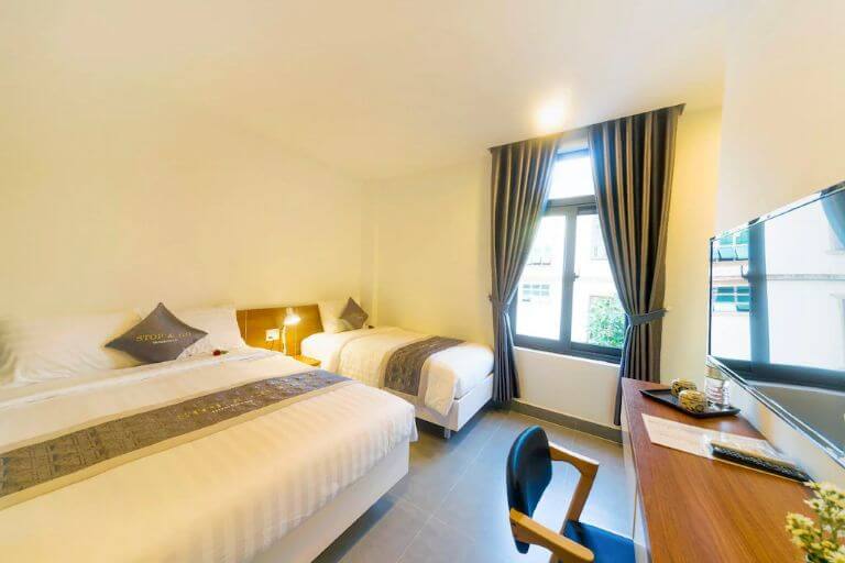 Một trong những phòng nghỉ tại căn villa 10 phỏng ngủ có thiết kế hiện đại nhất với tông màu trắng và xám (nguồn ảnh: www.booking.com)