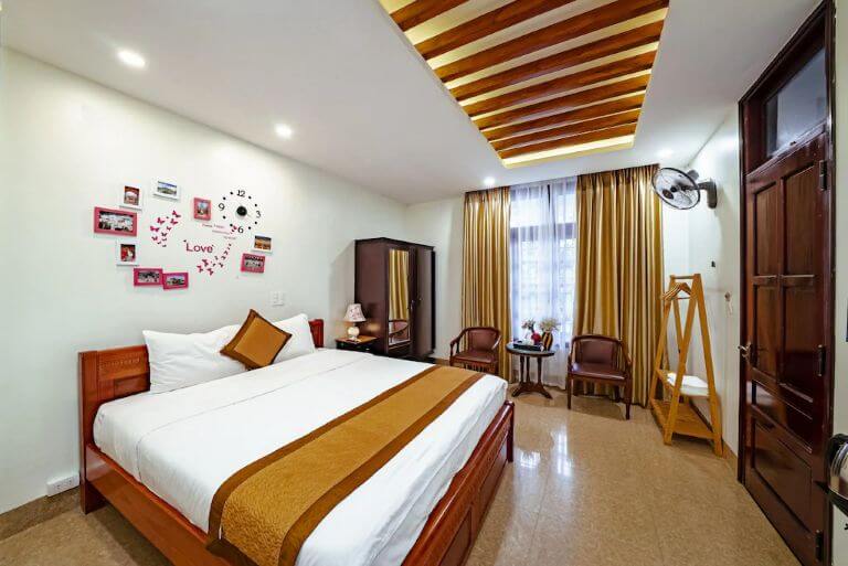 Mỗi phòng nghỉ tại Nana homestay đều có cách decor khác nhau nhưng nhìn chung vẫn theo phong cách tối giản (nguồn ảnh: www.booking.com)
